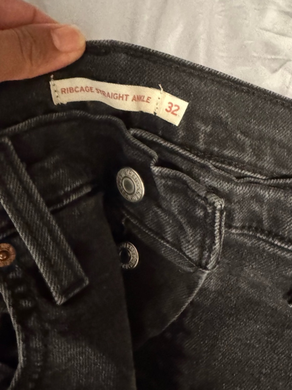 Bundle of Levi’s Ribcage Ankle Straight Jeans - Picture 5 of 5